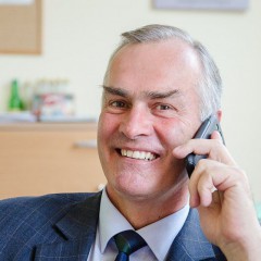 Josef Breinesberger am Telefon